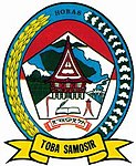 Sebelumnya bernama toba samosir belum mengganti nama menjadi toba pada tahun 2020 (Lambang lama Kabupaten Toba sejak 1999 hingga 2020)