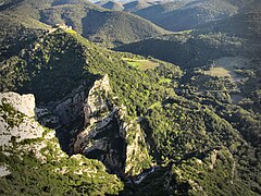 Le château de Termes au printemps 2014. Avec la vallée du ruisseau de Caulière.jpg