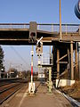 Blocksignale (H/V und neueres Ks), die den sich anschließenden Bahnübergang decken