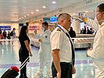 Médicos inspeccionando a personal del aeropuerto