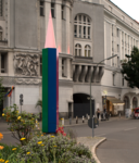 Regnbågskolonn vid Nollendorfplatz som markerar gaydistriktet av konstnären Salomé.