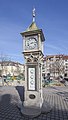 Reloj y estación meteorológica en la plaza Aufsessplatz, Núremberg, Alemania.