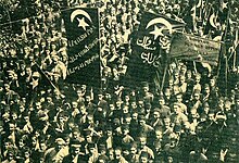 Photographie montrant une foule de personnes portant des banderoles avec des inscriptions en arménien et en turc ottoman.