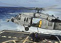 Un SH-60 Seahawk aterrizando en el USS Sterett (DDG-104) en 2014.