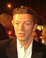 Vincent Cassel de face et de nuit dans la rue