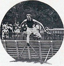 Der herausragende Athlet dieser Spiele Alvin Kraenzlein gewann die Hürdenläufe über 110 und 200 Meter, den 60-Meter-Lauf und den Weitsprung