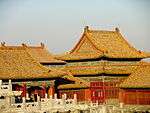 Telhas amarelas e paredes vermelhas em edifício da Cidade Proibida (Museu do Palácio), em Pequim, construído durante a era Yongle (1402–1424) da dinastia Ming.