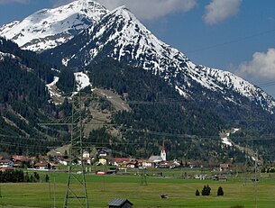 Bichlbach von Osten mit Almkopf und Thaneller