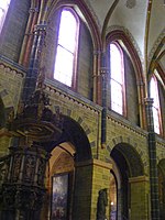 Prižnica iz leta 1638, južna stena glavne ladje precej romanska: arkada z okroglimi loki, brez triforija.