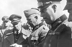 Vasemmalta oikealle: Karl Bodenschatz, Walter von Reichenau ja Wilhelm Keitel vuonna 1939.