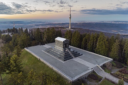 Споменик Незнаном јунаку на планини Авала, дело вајара Ивана Мештровића. Подигнут је 1938. године.