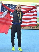 Weltmeisterin Emma Coburn – hier mit ihrer Bronzemedaille von den Olympischen Spielen 2016