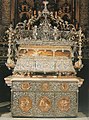 Altar i urna d'argent amb el cos incorrupte del sant rei, obra de Juan Laureano de Pina (1701-1719), a la Catedral de Sevilla