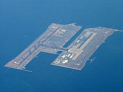 Foto aérea del Aeropuerto Internacional de Kansai, el cual está construido sobre una isla artificial.