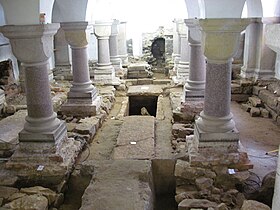 Հիմքը 9-րդ դարից, կրիպտեի տակ մի հին գերեզման։