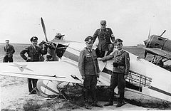 Német katonák zsákmányolt Jakovlev UT–1 és Polikarpov I–16 típusú szovjet repülőgépeket vizsgálnak