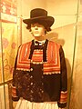 Costume de Pont-Aven : costume de cérémonie brodé à la main