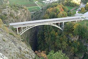 Le pont de 1934 au premier plan et le pont moderne le remplaçant.