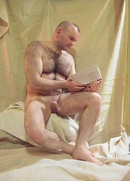 "ReadingSeated.jpg" by User:Laura Mason