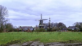 Panorama met kerktoren en molen