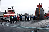 Santa Claus stands with sailors aboard Miami during the submarine's return to Naval Submarine Base New London after an eight-month deployment. (2 December 2009)