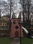 Uppsala domkyrka uppbyggd i Pelle Svanslös lekplats.