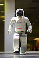 本田公司于2000年推出的世界上第一个智能机器人ASIMO