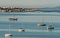 Sète et des bateaux sur l'étang de Thau, Hérault, France (→ Wikipedia français) (Boats on Étang de Thau) (1 October 2014).