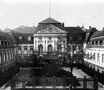 في 1869 ضمت الحكومة البروسية قصر (Radziwiłł Palace) سابقاً كان يُدعى (Palais Schulenburg)، الذي تم تجديده في عام 1875 ليكون المبنى الرسمي للمستشارية. تم افتتاحه مع اجتماعات مؤتمر برلين في يوليو 1878، أعقبه مؤتمر الكونغو في عام 1884.