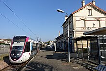 Un Citadis Dualis à la gare de Crécy-la-Chapelle.