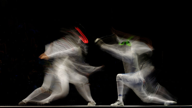 圖為2013年8月12日在布達佩斯SYMA中心舉行的2013年世界劍擊錦標賽男子團體鈍劍決賽中美國的雷斯·英博登（左）對意大利的安德烈亞·卡薩拉（右）。