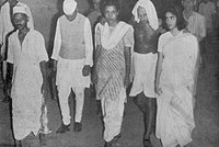 Tres generaciones de líderes indios: Mohandas Gandhi marcha apoyándose en Sri Pandit Jawaharlal Nehru e Indira Gandhi. Esta última no fue la única mujer que llegó a liderar uno de los nuevos países independizados en Asia (Golda Meir en Israel), antes que los países desarrollados donde la liberación de la mujer estaba más avanzada.