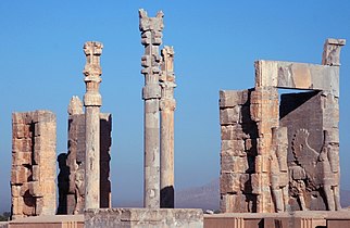 Persepolis ở Iran: Hình ảnh về Cổng của tất cả các quốc gia, lối vào chính cho tất cả các đại diện của các quốc gia và quốc gia khác. Persepolis dường như là một phức hợp nghi lễ lớn, nó đặc biệt được sử dụng để ăn mừng Nowruz, năm mới của Ba Tư, vào năm 515 trước Công nguyên.