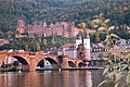 Blick auf Heidelberger Schloss und Alte Brücke vom Neckarufer