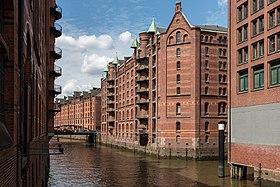 66. Platz: Dietmar Rabich mit Block S am Wandrahmsfleet in der Speicherstadt, Hamburg, Deutschland