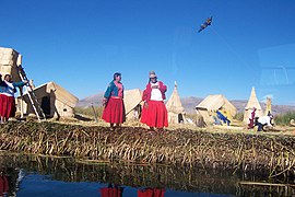 Isla flotante de los uros en el lago Titicaca.