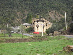 Caserío de Lascorz en La Fueva (Huesca). El caserío, en contraste con la masía de la zona oriental, es la forma de casa-bloque que responde al poblamiento disperso en un amplia zona montañosa entre el Pirineo y la Cornisa Cantábrica. Almacenes, vivienda y espacios para el ganado suelen estar en distintos niveles de la misma construcción.