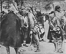 Skupina vyčkávajících černohorských vojáků