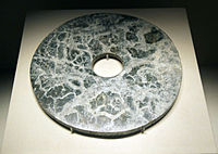 Neoliittinen Liangzhu-kulttuurin (3300-2200 eaa) jade-esine Kiinasta (Kiinan kansallismuseo, Peking).