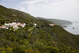 Ti Natural a Parke ti Arrábida a makitkita ti bantay ken baybay.