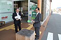 西宮の沢店（札幌市手稲区）を視察する佐々木隆博農林水産副大臣（当時）