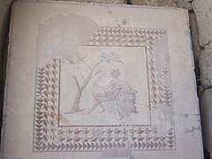 Mosaic que representa al déu Bacus, trobat en el temple.