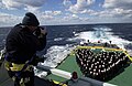 Lính Hải quân tàu khu trục HMCS Toronto (FFH 333), Canada đứng thành hình trái tim, nhân ngày Valentine 2004