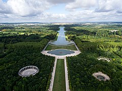 Le Tapis Vert, le bassin d'Apollon et le Grand Canal avec à gauche le bosquet de la Colonnade et à droite le bassin d'Encelade et le bosquet des Dômes.