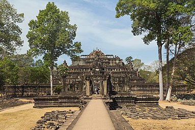 Entrée par les gopura de la face est.