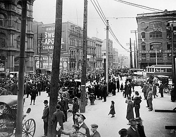 Défilé anti-conscription au square Victoria, Montréal, mai 1917 Nombreux sont ceux au Canada qui s'opposent à la conscription (par exemple, des fermiers, des employeurs, des récents immigrants), mais ils laissent toute forme d'opposition ouverte aux francophones.