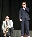 Saxophonist Lee Thompson (* 1957, links) sowie Trompeter und Co-Sänger Cathal „Chas Smash“ Smyth (* 1959), 2009