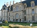 Enfin, sur cette autre façade on peut constater que si le château est structurellement symétrique (carré), chaque façade est unique et très différente des autres.