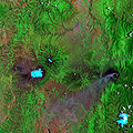 チンボラソの衛星画像（中央左の明るい青色、右の噴煙が見えるのはトゥングラワ）