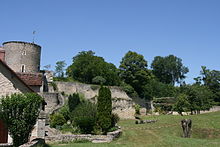 vue de la tour de l'ancien four à chaux et de la maison attenante